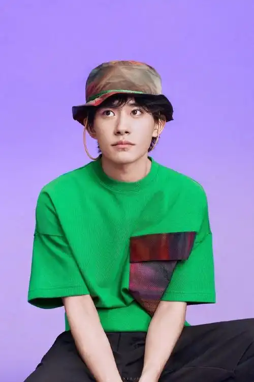 易烊千玺黑白丝巾