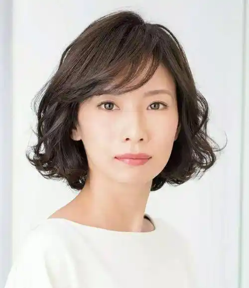 55岁的女士流行发型,这三种发型时尚减龄,显气质又洋气_中年人_女人