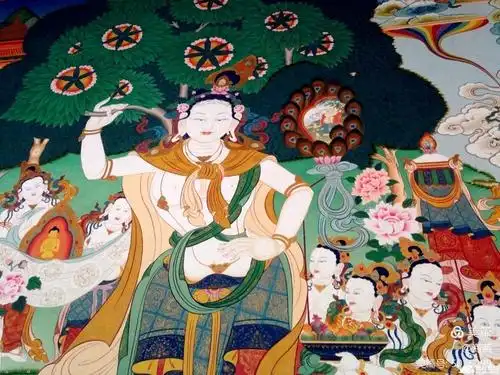 此外,它还以酥油花,壁画和堆绣闻名于世,号称"塔尔寺三绝".