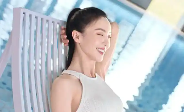 金晨在泳池边拍广告,穿白色泳衣元气满满,评论区一片好评