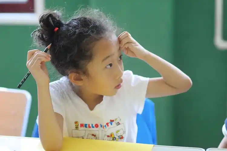 咱们的安安小朋友在挠头想什么呢,她应该在认真思考我的爸爸什么样子