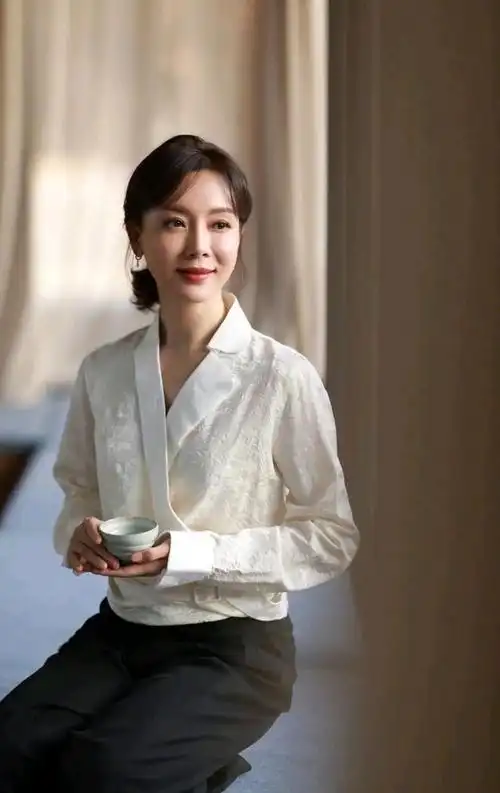 旗袍皇后陈数晒自拍气质迷人魅力十足