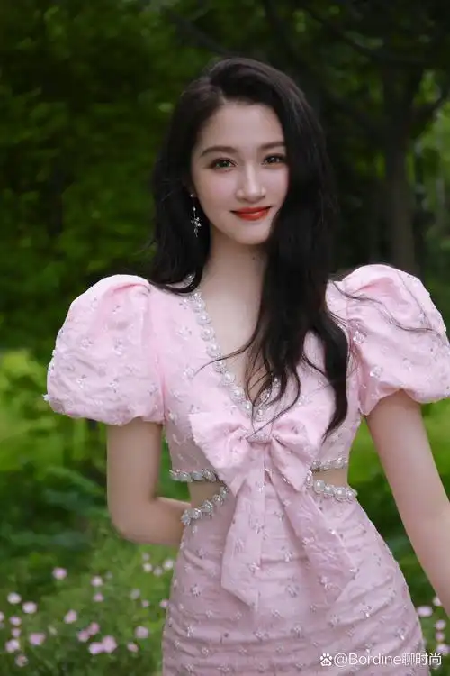 关晓彤的粉色裙子,甜美梦幻. 1.