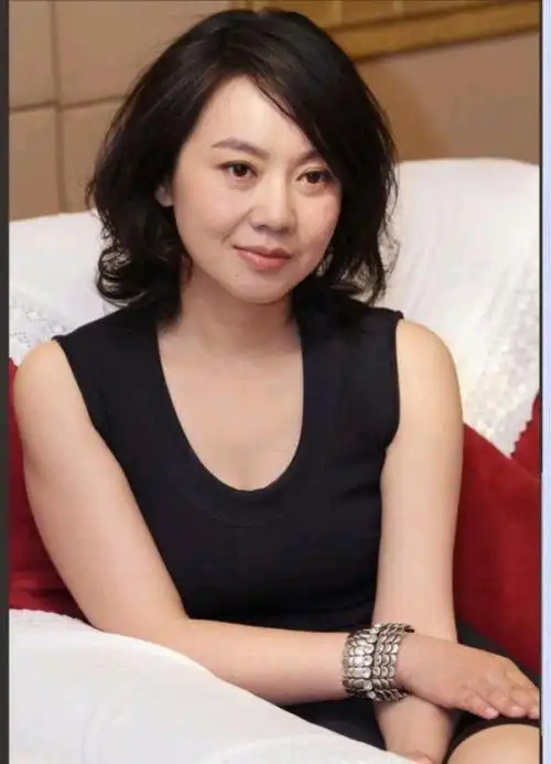 闫妮被爆"老牛吃嫩草",自称心态年轻,她感情到底经历了什么?