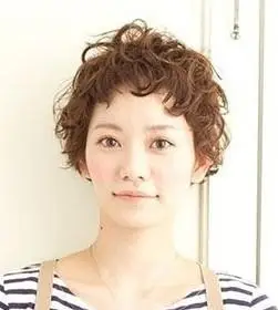 头发少留什么短卷发发型好看