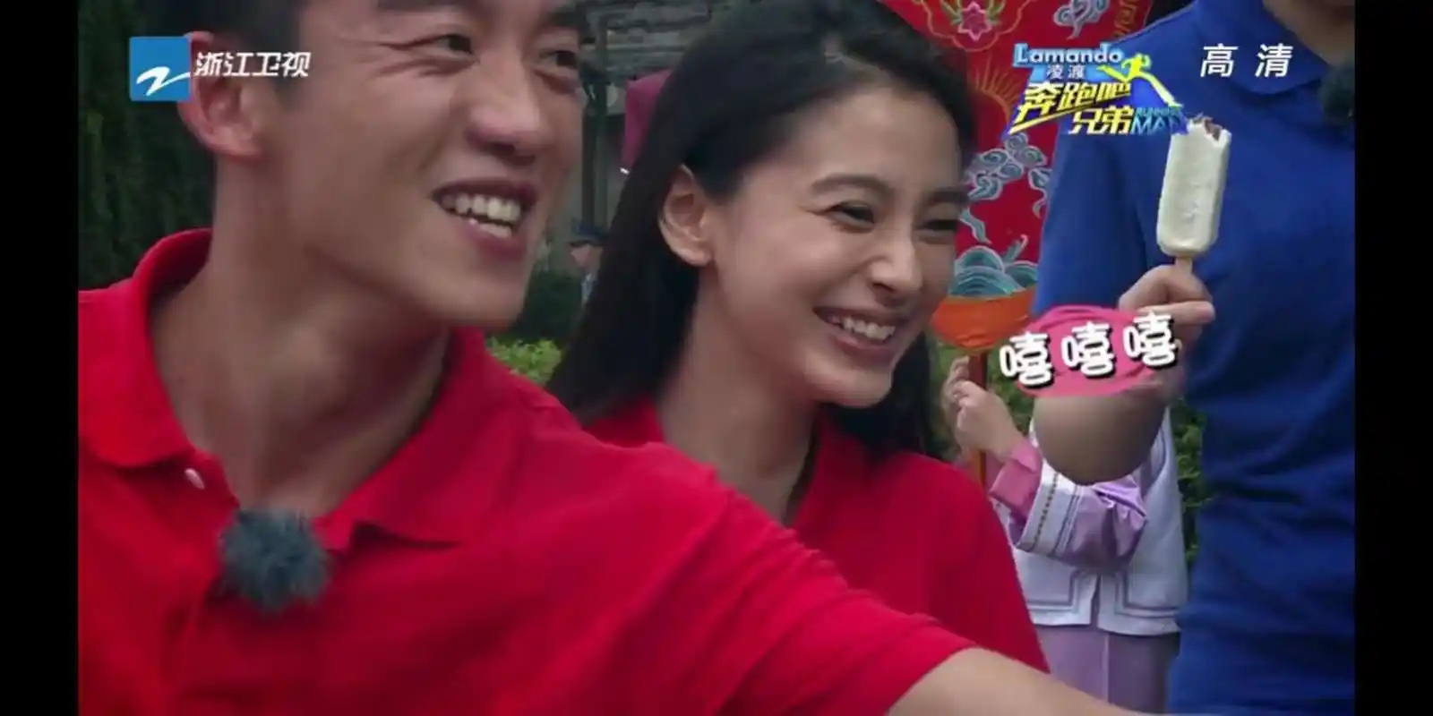 奔跑吧:郑恺baby一起咬饼干 嘴唇差点碰到 网友:晓明哥别看