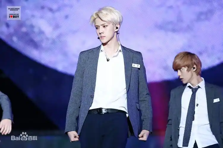 吴世勋黑西装的图片谁有他穿黑西装的图片