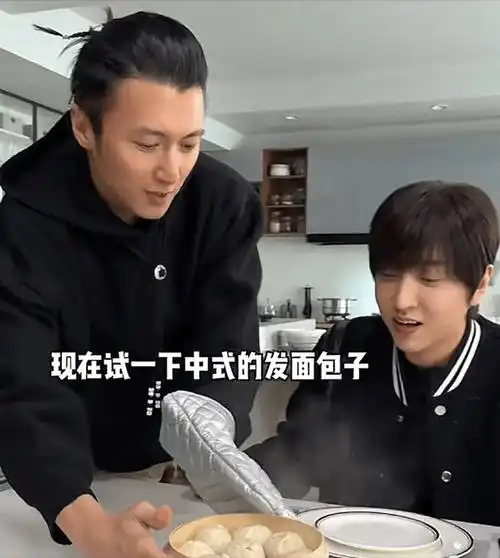 在整个过程中,谢霆锋亲力亲为,没有任何助理的帮忙.