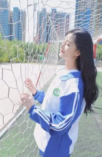 校服土?00后女生被赞"校服女神"