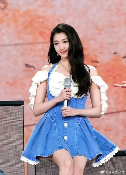 关晓彤牛仔裙