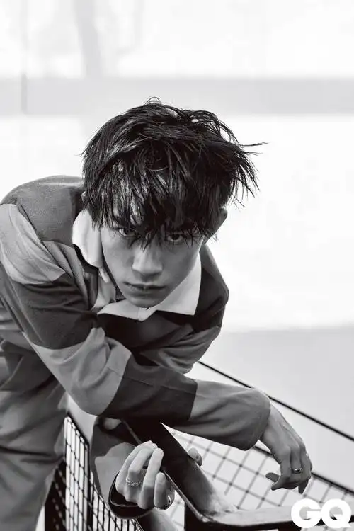 易烊千玺《智族gq》封面人物内页照来袭 眼神霸气凌厉非常入神
