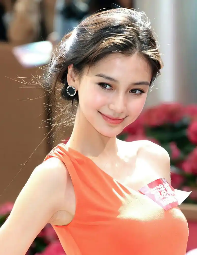 脸真的好小,看到有脸大女明星粉丝 拿着和这姐的照片到处佐证脸小,就