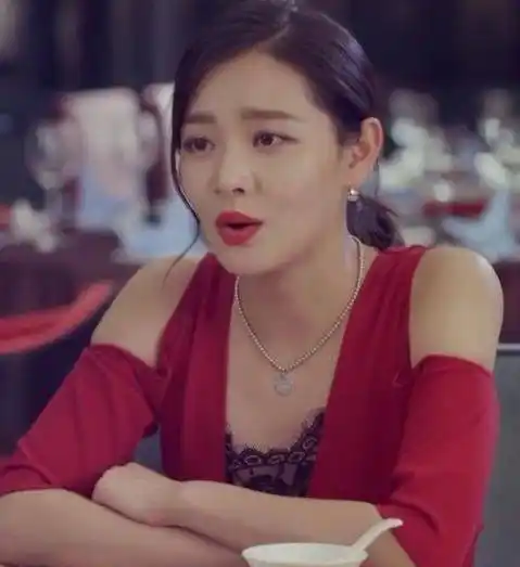 其实王维维出道已经17年了,她的颜值和身材非常好,深受观众好评,在不