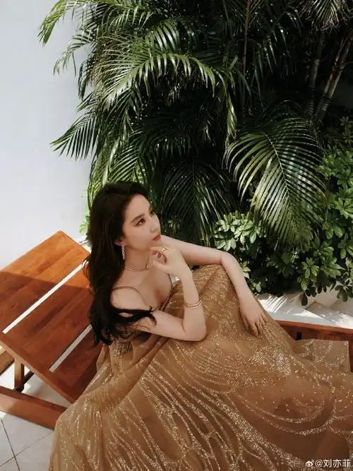 刘亦菲金色高定#    刘亦菲金色高定礼裙出席活动78  矜贵优雅的
