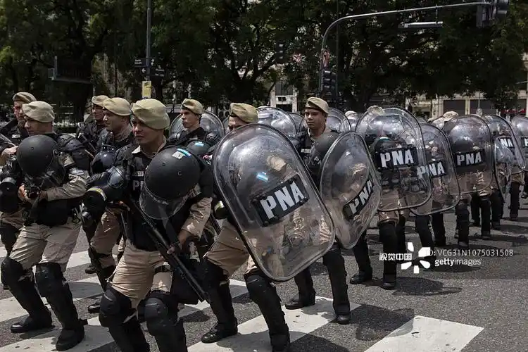 阿根廷首都爆发大规模反g20示威 防暴警察提前封锁道路严阵以待