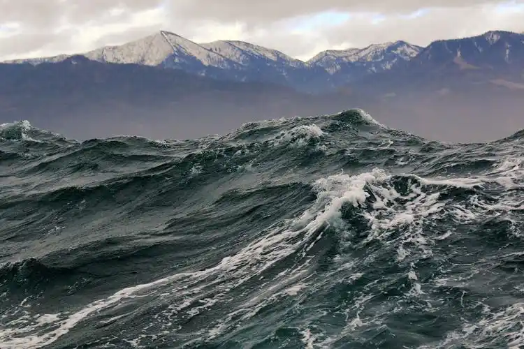 波涛汹涌的大海景色高清图片