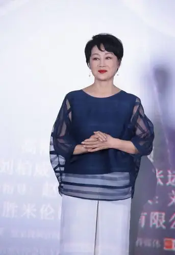 王姬携女亮相首映礼,女儿穿超短裙似美少女,她浓妆艳抹卡粉严重