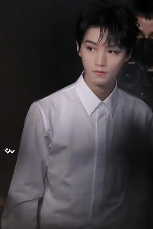 王俊凯白衬衫配挑染刘海