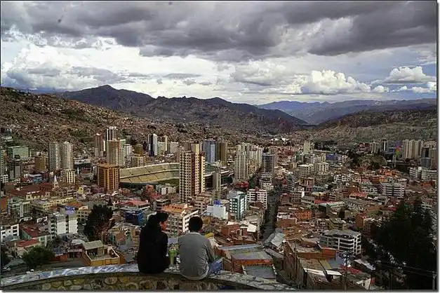 玻利维亚的基础设施缺乏,旅游业落后,国土面积1098581平方公里,人口约