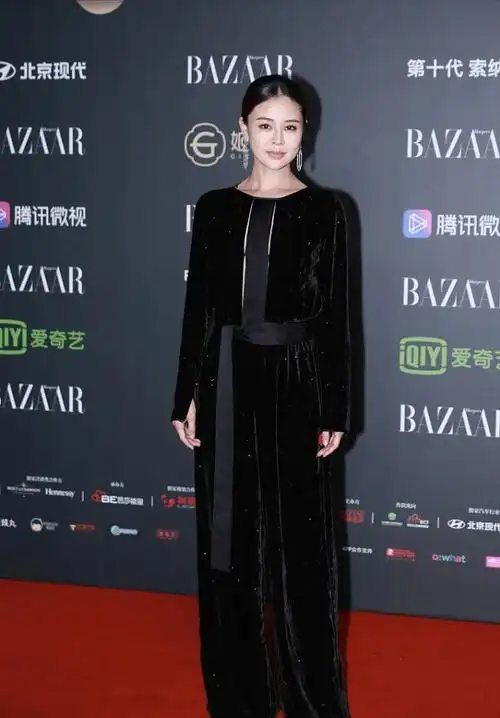 关悦站在佟大为身边好端庄梳三七分发型也不显老好有魅力