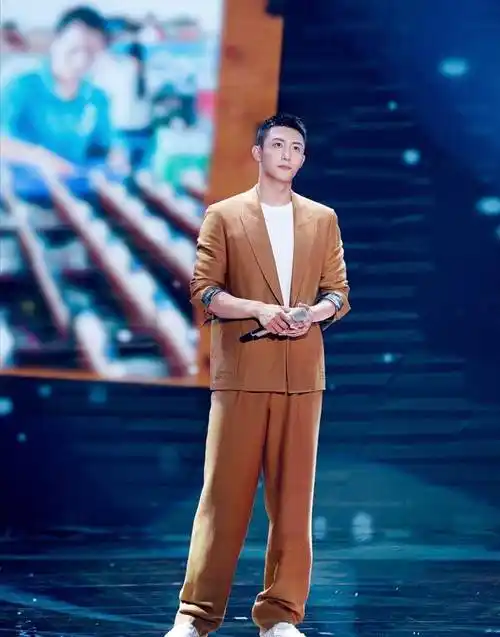 187cm黄景瑜帅气造型,与192cm惠若琪同框,身高不够气质"补救"-第12张