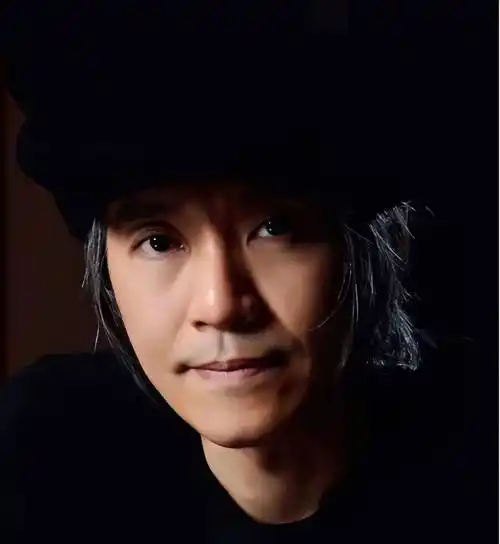 60岁周星驰近照罕见流出,颜值回春似小伙,网友:老了也是靓仔!