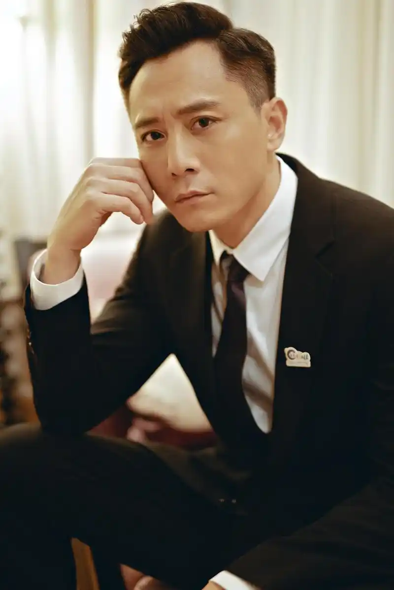 15日晚,刘烨亮相2018法国戛纳秋季电视节,最新写真也随之曝光,镜头中