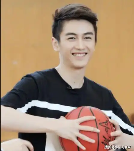 笑起来超级治愈的男明星:陈晓眼里盛满星辰大海,肖战似冬日暖阳