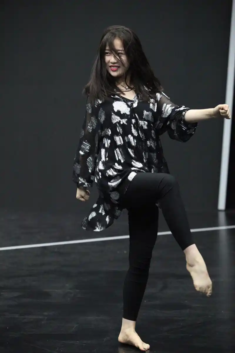 虞书欣光脚排练花絮