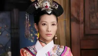 安陵容|小鸟安嫔时期装扮之一,旗头主体用的是黑色珠络织制而成,中间