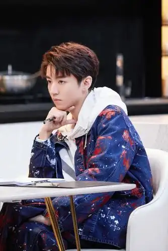 王俊凯干净阳光帅气迷人写真,图片大全,高清,图库-回车桌面