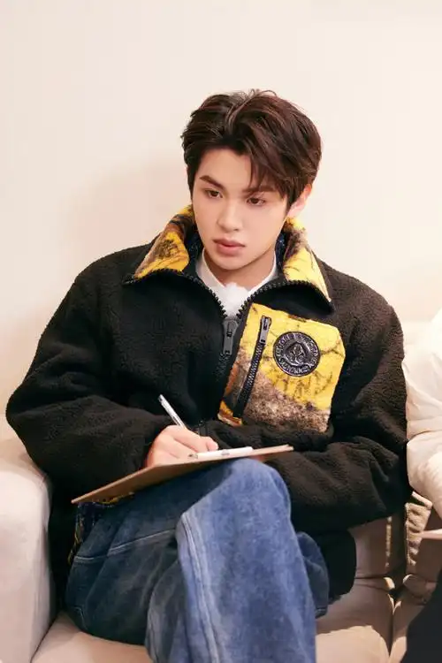 黄明昊黄色格子衬衫造型##黄明昊极限挑战宝藏行剧照