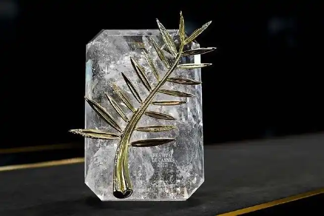 获得的两座金棕榈奖杯,分别是#戛纳电影节#70周年和75周年的"限定款"