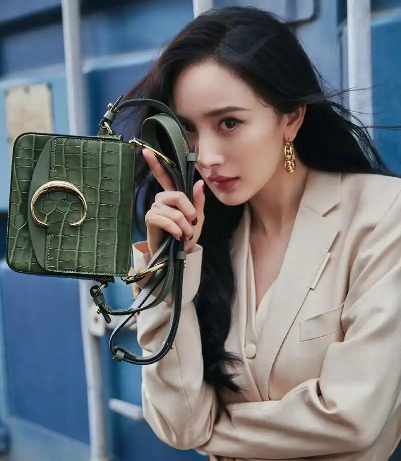 杨幂终于不少女了,米色西装塞进高腰阔腿裤中,配卷发霸气十足