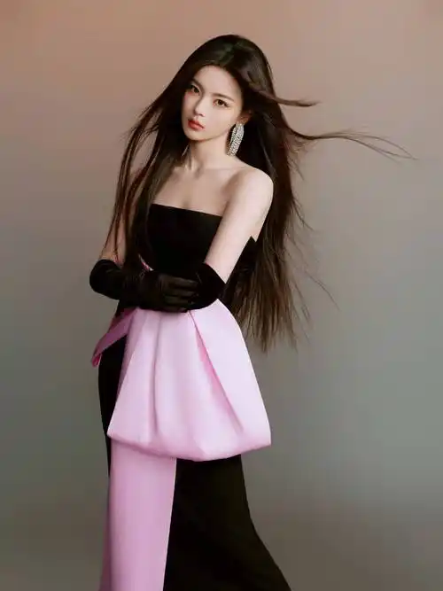 杨超越穿抹胸裙婀娜多姿搭黑色手套摩登时尚