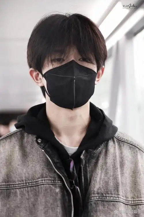 易烊千玺机场照曝光网友直呼帅呆了