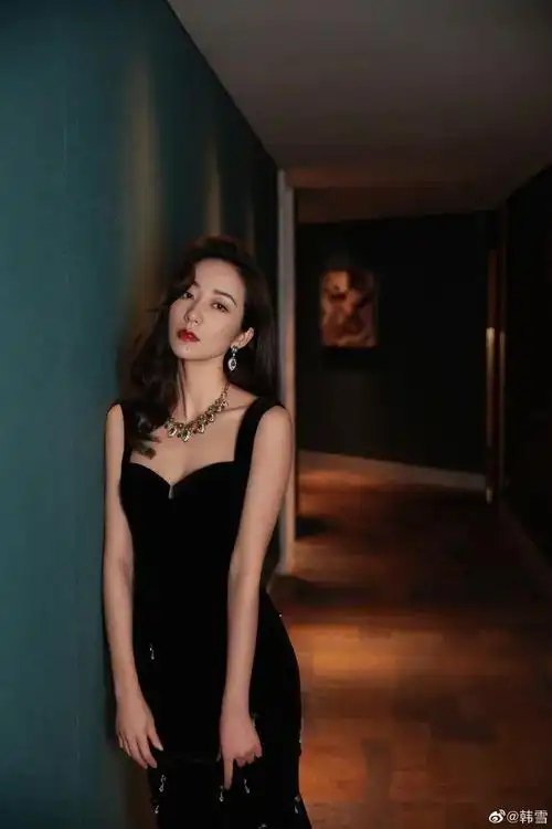 韩雪穿黑色深v长裙秀事业线 长发飘逸性感火辣 - 静谧号