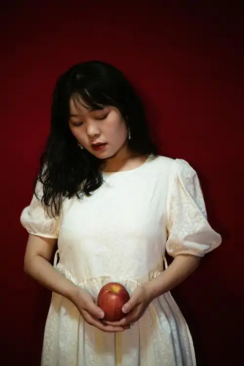 苹果少女宅家一颗果拍照 - 李李爱讲道理