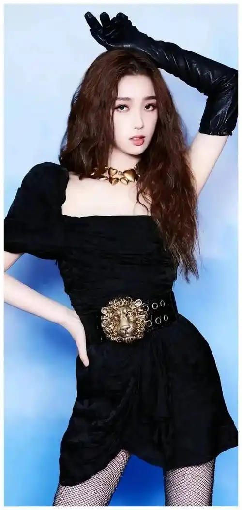 虞书欣挑战性感小酥胸,引爆新爆款,惊艳全场,开启新篇章!