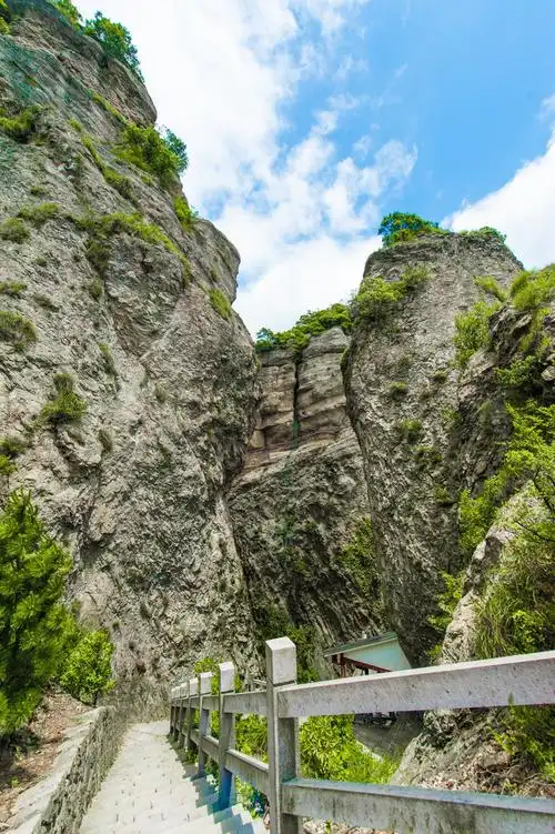灵峰山景区的精髓在于这里的山路蜿蜒曲折,你永远不知道下一个转角能