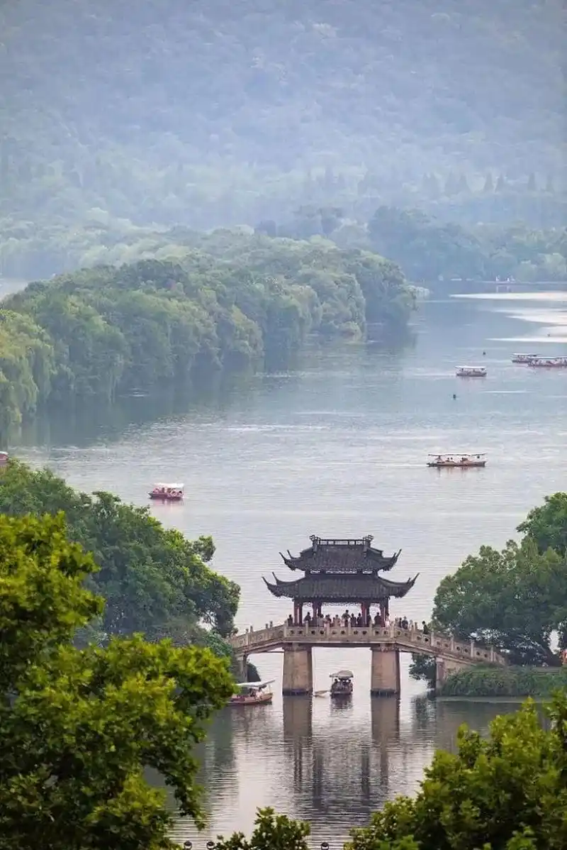 苏堤春晓:位于西湖的西部,是一条贯穿南北的堤道,也是欣赏西湖美景的