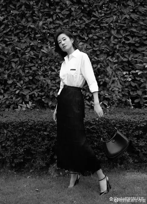 还记得那阵子,我们敏敏子演唱《红色高跟鞋》吗,那"三分讥笑,三分凉薄