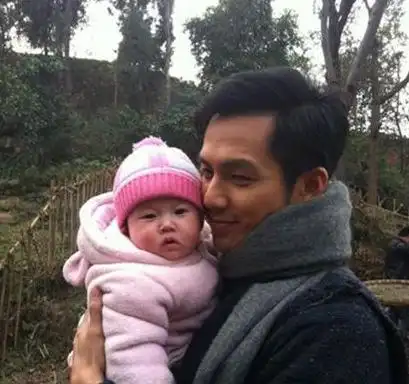 钟汉良隐婚妻子近照曝光,低调探班老公超贴心,女儿颜值好到爆!