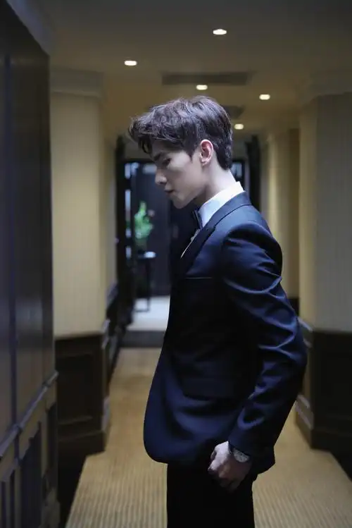 【壁纸】杨洋 西装羊 外媒镜头下的羊更加有故事感!帅!