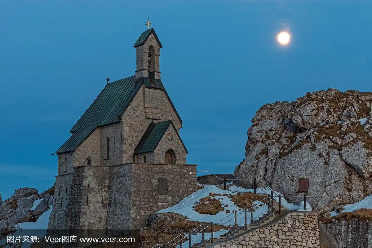 满月时温德尔斯坦山顶上的小教堂