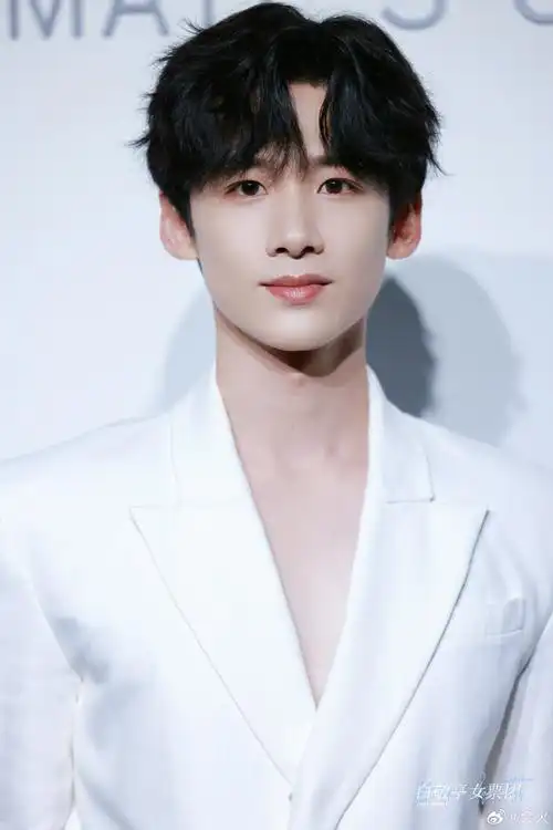 白敬亭白色真空西装