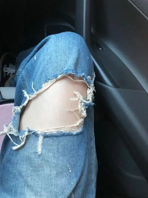 破洞牛仔裤