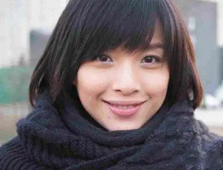 曝光靳东老婆李佳的照片 两人在面馆过二人世界