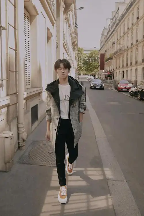 邂逅一份静谧美好～@tfboys-易烊千玺   ​易烊千玺初秋九宫格街拍