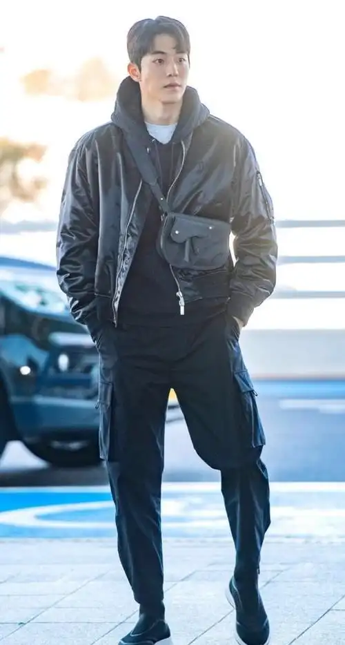韩国男星南柱赫在机场街拍,身穿风衣搭配内搭卫衣,清新阳光